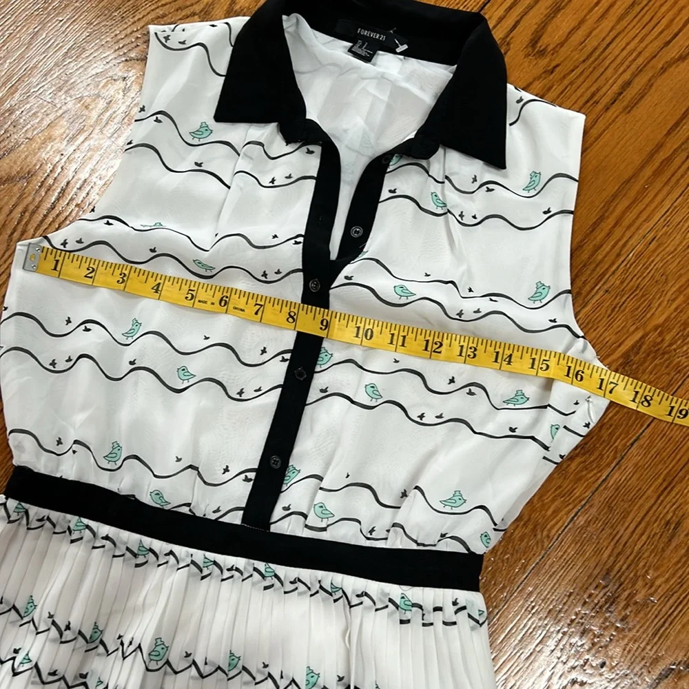 Forever 21 sleeveless dress.  Cute bird print. Size Small. Pleated skirt. - Picture 6 of 14